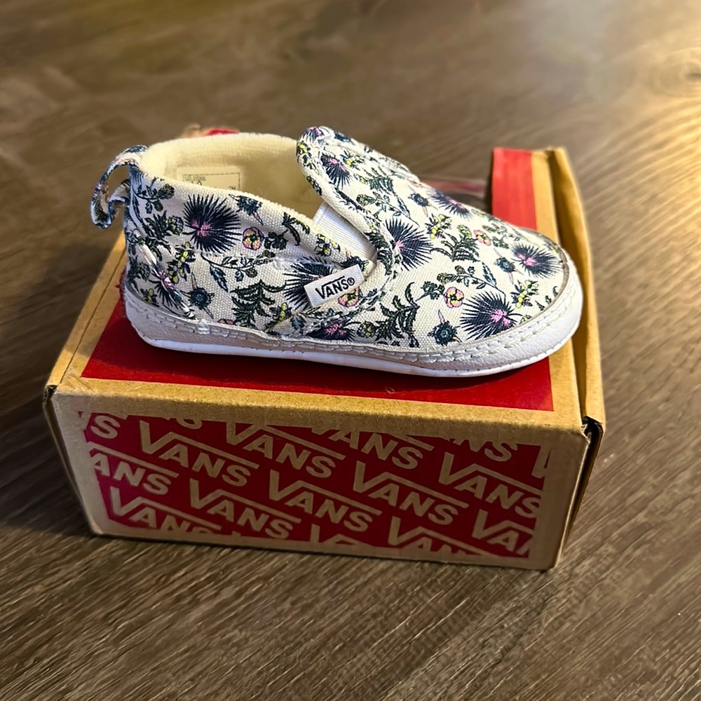 New in Box infant size 4 floral Vans Crib shoes